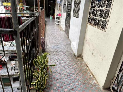 经清理及劝导后，新美安大厦封控区内公共环境已有改善
