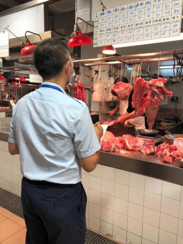 市政署街市稽查人員記錄鮮豬肉價格
