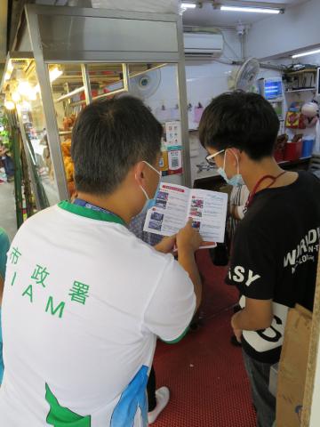 市政署持續派員走訪本澳商戶強化食品安全及衛生意識。
