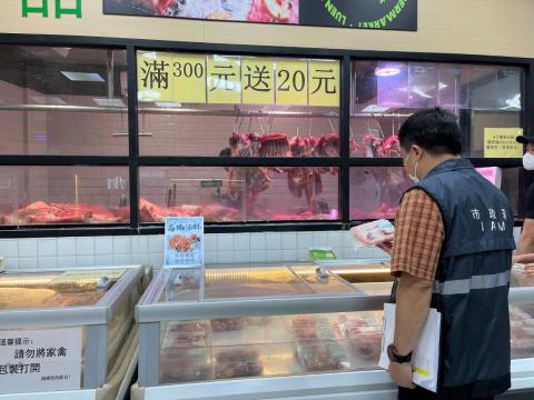市政署加派人员巡查市面，了解鲜猪肉供应及销售情况
