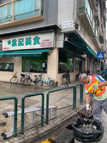 工作人员用人手清理
