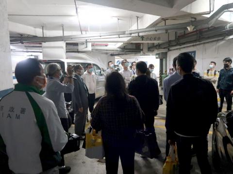 组织参与者勘察停车场鼠迹
