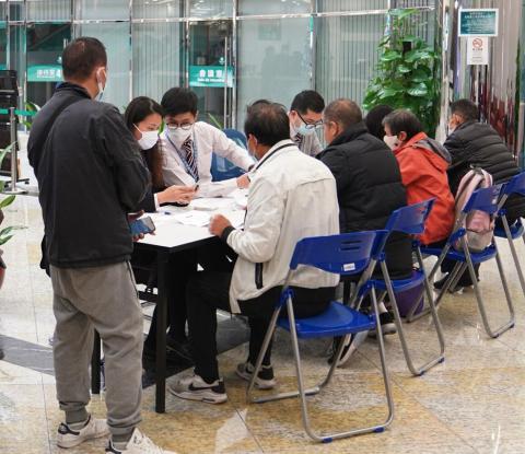 O pessoal prestando assistência aos cidadãos na abertura da “Conta única 
de acesso comum aos serviços públicos”
