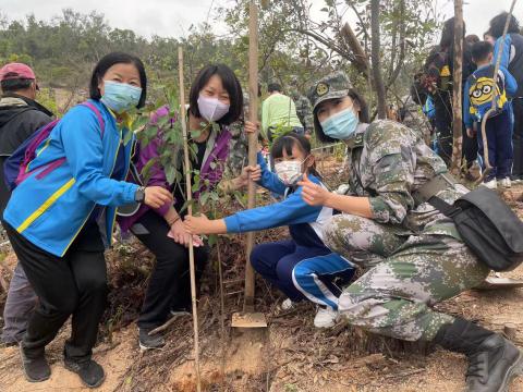 驻澳解放军和市民参与植树活动，为绿化工作出一分力。
