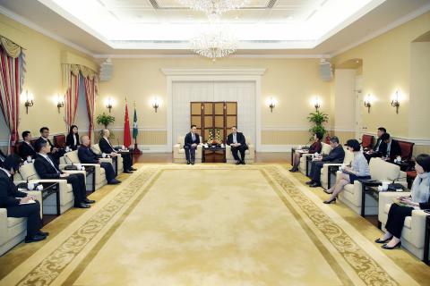 Chefe do Executivo, Chui Sai On, num encontro com representantes da Aliança 
de Povo de Instituição de Macau para auscultar opiniões e sugestões sobre 
as Linhas de Acção Governativa para o próximo ano.
