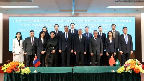 Os representantes da RAEM e da Mongólia assistiram à cerimónia de 
assinatura.
