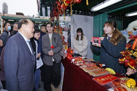 行政长官贺一诚与年宵市场摊位负责人亲切交谈，聆听其经营情况，并致以新春祝福。
