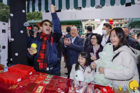 行政長官賀一誠參觀塔石廣場年宵市場，與居民及遊客一起共迎新春。
