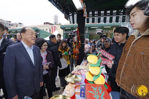 行政長官賀一誠與年宵市場攤位負責人親切交談，聆聽其經營情況，並致以新春祝福。
