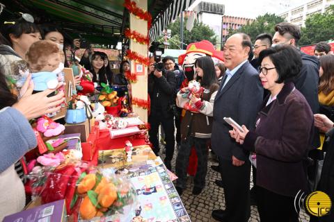 行政長官賀一誠伉儷參觀在塔石廣場舉行的年宵市場
