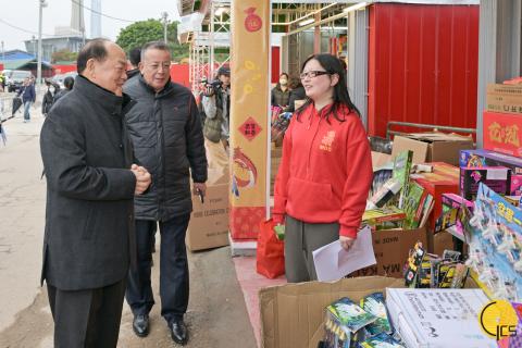 Chefe do Executivo, Ho Iat Seng, e esposa visitam zona de queima de
panchões, na Taipa, no âmbito das festividades do Ano Novo Lunar.
Chefe do Executivo, Ho Iat Seng, e esposa visitam zona de queima de
panchões, na Taipa, no âmbito das festividades do Ano Novo Lunar.
