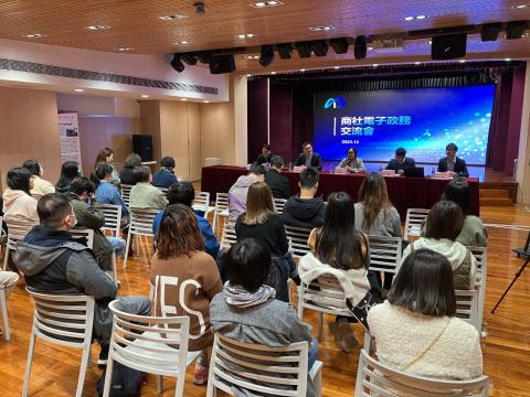 Representantes dos serviços públicos visitaram várias associações
