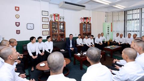 蒋朝阳教授在“国是茶聊”小型讨论会上与学员们就不同法律问题进行交流。
