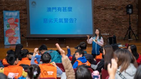 亲子们学习气象知识
