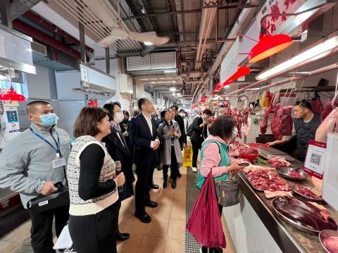 内地保供代表团来澳考察街市，了解民生食品需求。
