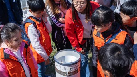 亲子们学习测量仪器的使用方法
