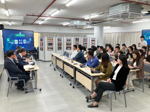 Representantes dos serviços públicos visitaram várias associações
