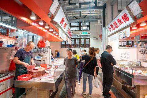 O Mercado Vermelho foi totalmente optimizado em termos de ambiente e 
instalações, com vista a proporcionar aos cidadãos um ambiente de compras 
mais confortável
