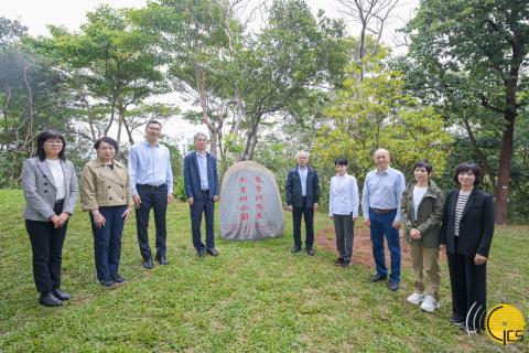 Chefe do Executivo, Sam Hou Fai, e os convidados na actividade de plantação 
de árvores, no Trilho da Taipa Pequena 2000.
