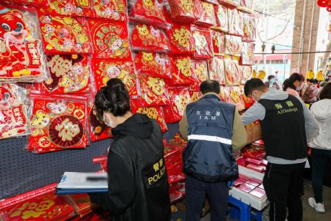 治安警、海关及市政署进行打击非法烟花爆竹联合行动。
