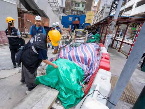 检查地盘围封卫生情况
