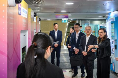 黃司長察看自助申領證件的操作流程
