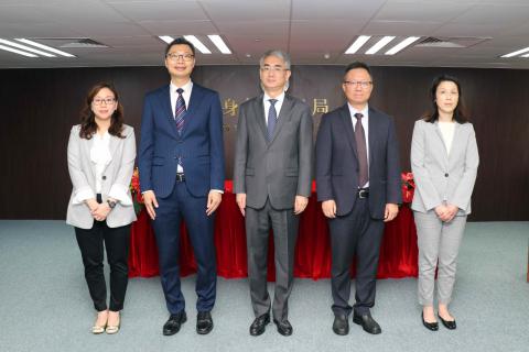 Secretário para a Administração e Justiça, Cheong Weng Chon, Chefe do 
Gabinete do Secretário para a Administração e Justiça, Lam Chi Long, e 
Director da DSI, Chao Wai Ieng (2.º à esq.) e Subdirectoras Lo Pin Heng, 
Chan Un Lai (1.a à dir.)
