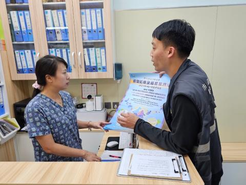 市政署人员走访相关业界宣传《动物诊疗及商业业务法》。
