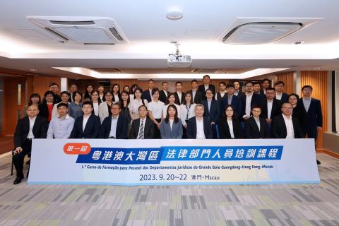 Fotografia em grupo entre os formandos e a Directora da DSAJ, Leong Weng In, 
o Director do Centro de Formação Jurídica e Judiciária, Kou Peng Kuan, e 
os respectivos formadores.
