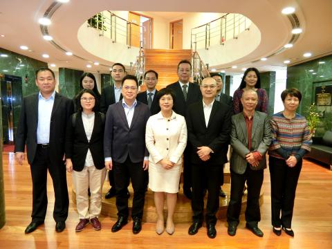 A Secretária Sónia Chan (a quarta do lado direito, na primeira fila) e os 
representantes da Aliança de Povo de Instituição de Macau.
