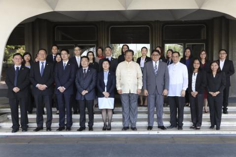 Primeira fotografia: A delegação chefiada pela Secretária Dra. Sónia Chan 
negoceia com o Ministério da Justiça das Filipinas sobre as matérias no 
âmbito de cooperação judiciária em matéria penal.

