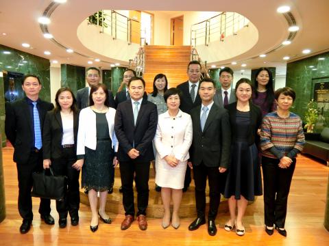 A Secretária Sónia Chan (a quarta do lado direito, na primeira fila) e os 
representantes da Associação dos Conterrâneos de Kong Mun.
