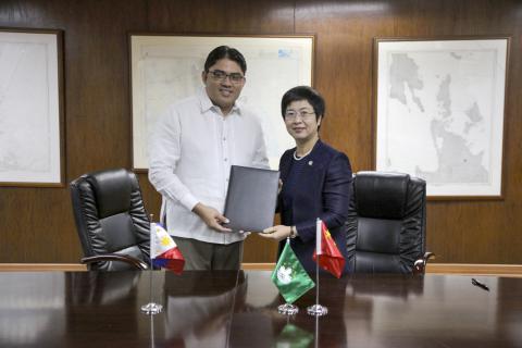 Segunda fotografia: Após a reunião, a Secretária Dra. Sónia Chan assina, 
em conjunto com o representante do Ministério da Justiça das Filipinas, a 
acta da reunião.
