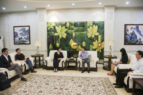 Terceira fotografia: A delegação da RAEM visita a Embaixada da República 
Popular da China na República das Filipinas.
